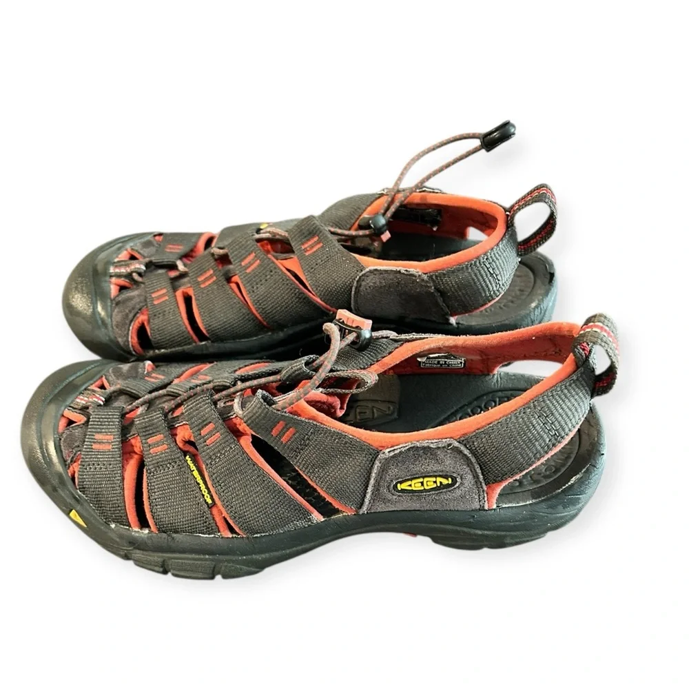 Men’s KEEN Newport H2 Grey/Red Sandals Size 9 - Picture 2 of 9